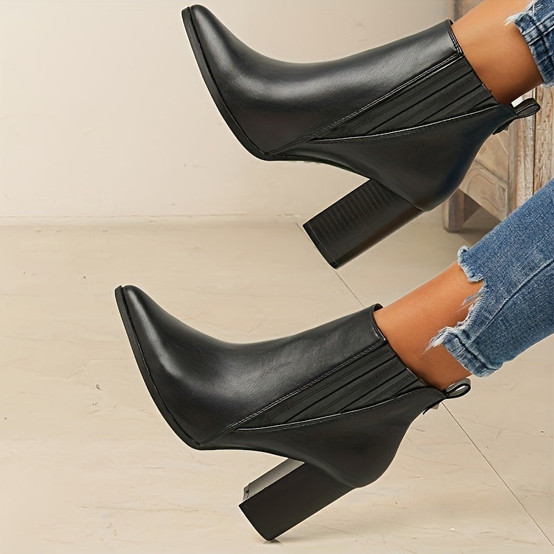 Clara | Moderne Stiefeletten mit spitzer Zehenpartie und quadratischem Absatz