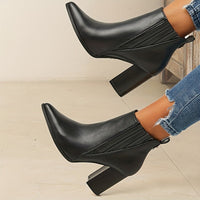 Clara | Moderne Stiefeletten mit spitzer Zehenpartie und quadratischem Absatz
