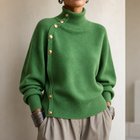 Natalie | Eleganter Pullover mit Stehkragen und asymmetrischen goldenen Knöpfen