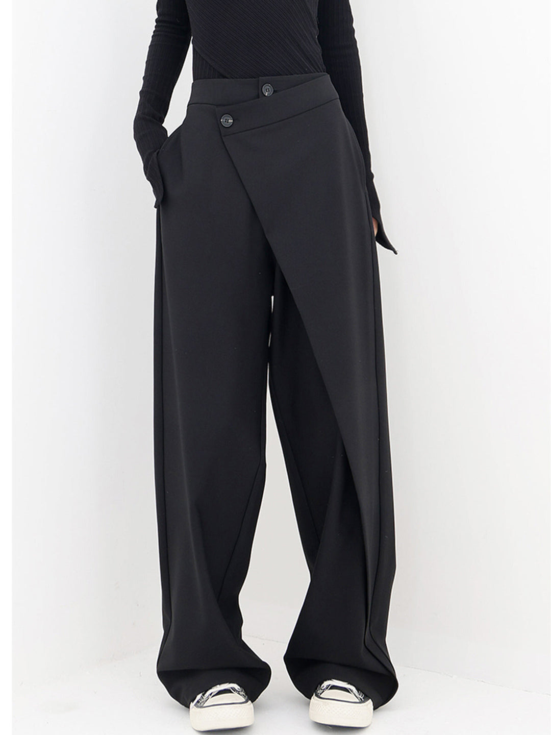 Julia | Moderne, weit geschnittene, asymmetrische Baggy-Hose im lässig-eleganten Stil