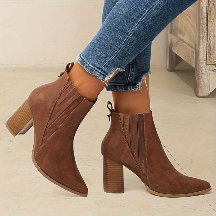 Clara | Moderne Stiefeletten mit spitzer Zehenpartie und quadratischem Absatz
