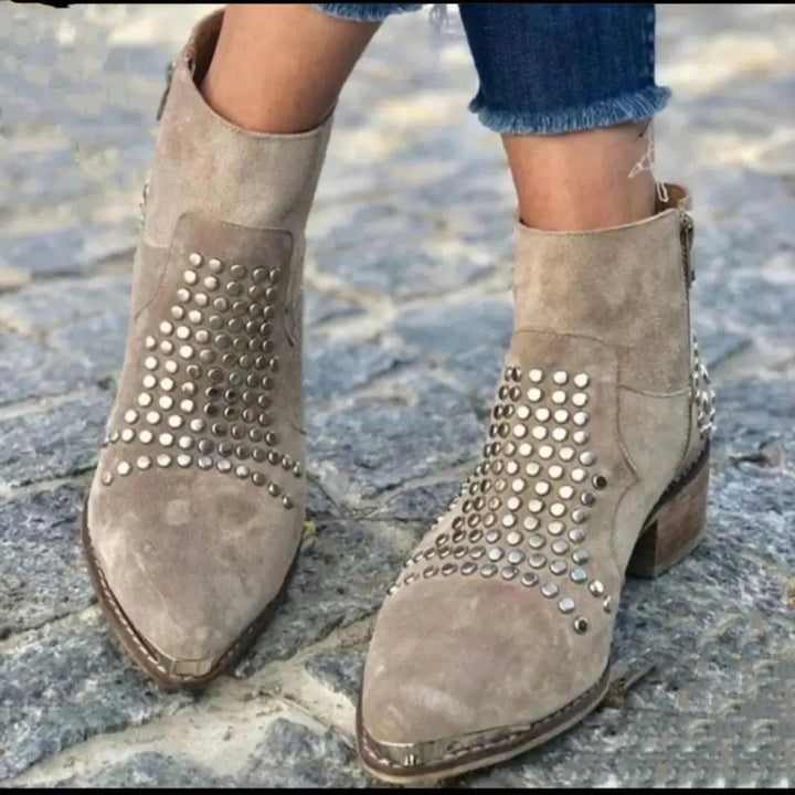 Joyce | Stivaletti alla caviglia in pelle scamosciata borchiati che valorizzano i tuoi look di tutti i giorni