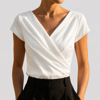 Sabine | Elegante und schmeichelhafte Bluse mit Drapierung und Wickeloptik