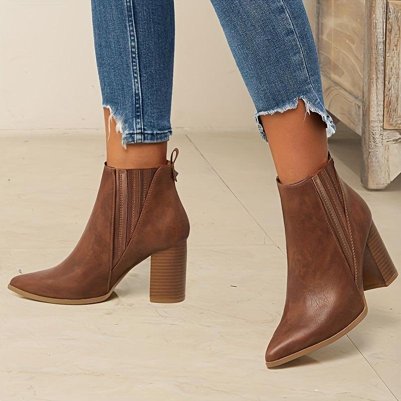 Clara | Moderne Stiefeletten mit spitzer Zehenpartie und quadratischem Absatz