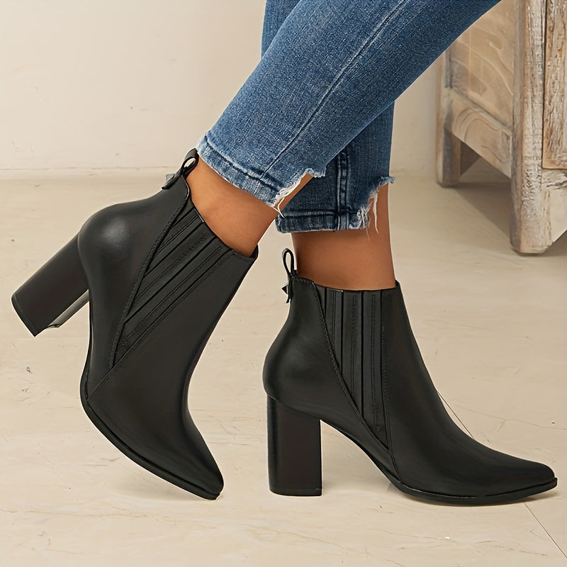 Clara | Moderne Stiefeletten mit spitzer Zehenpartie und quadratischem Absatz