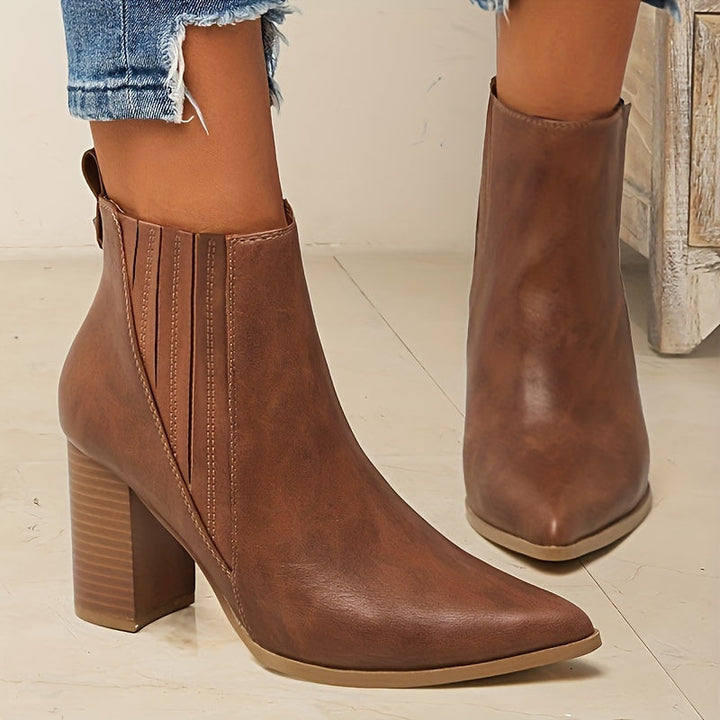 Clara | Moderne Stiefeletten mit spitzer Zehenpartie und quadratischem Absatz