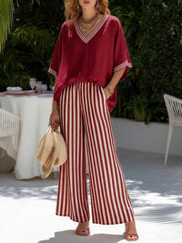 Tahlia | Elegante completo due pezzi a righe con scollo a V e pantaloni larghi
