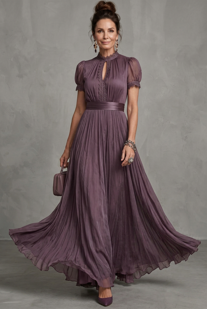 Delphine | Gefälteltes Herbst-Maxikleid mit Bindekragen und Spitzenbesatz