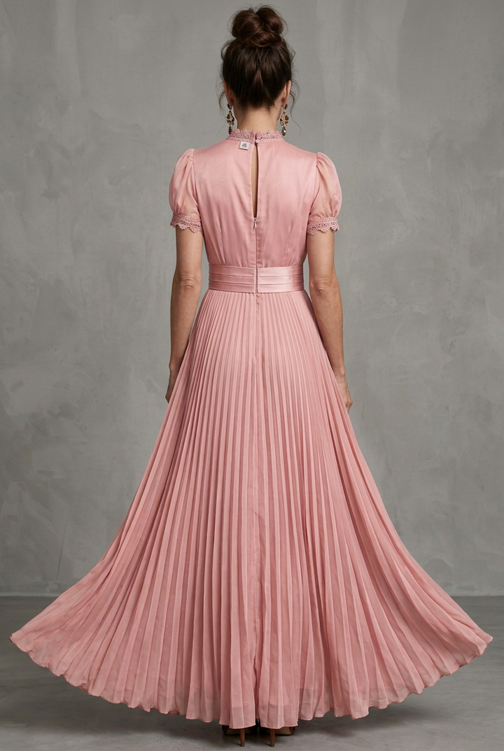 Delphine | Gefälteltes Herbst-Maxikleid mit Bindekragen und Spitzenbesatz