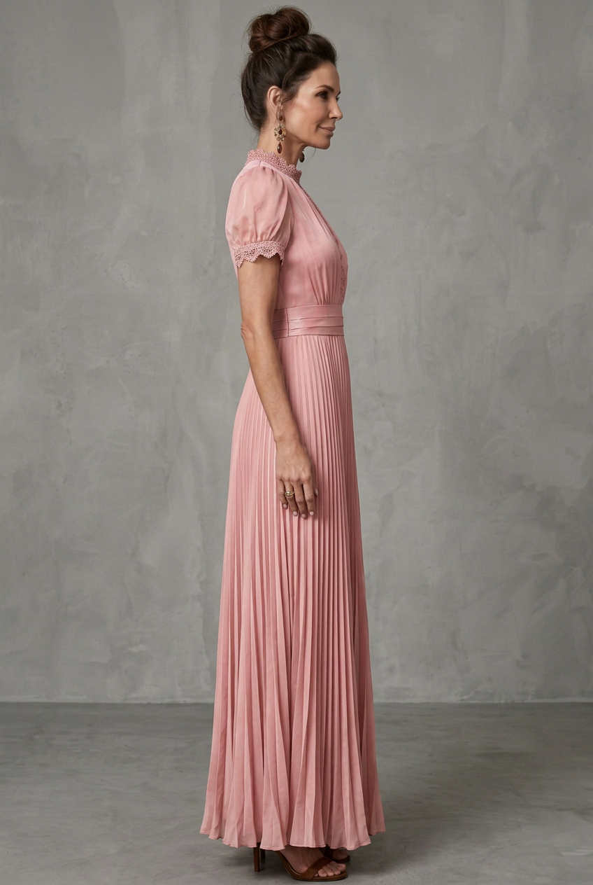 Delphine | Gefälteltes Herbst-Maxikleid mit Bindekragen und Spitzenbesatz