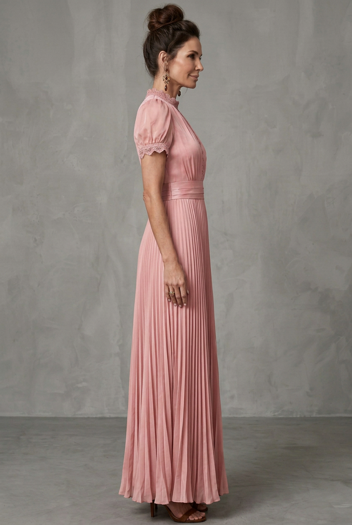 Delphine | Gefälteltes Herbst-Maxikleid mit Bindekragen und Spitzenbesatz