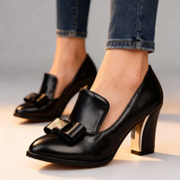 Nora | Elegante Pumps mit Blockabsatz und Schleifendetail