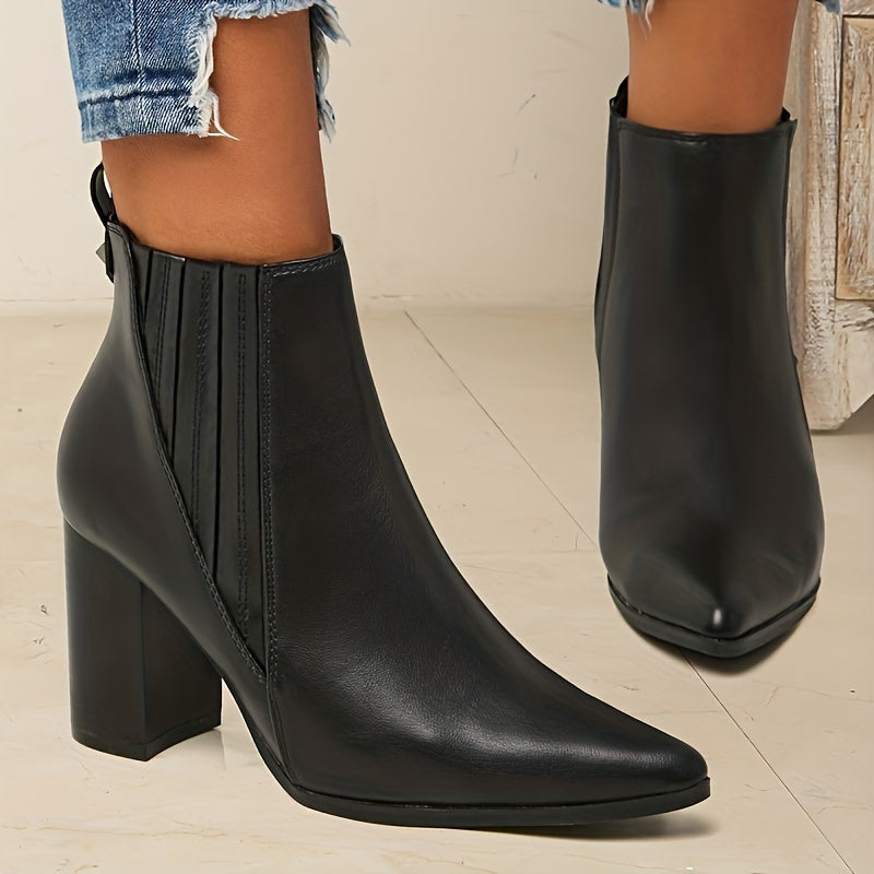 Clara | Moderne Stiefeletten mit spitzer Zehenpartie und quadratischem Absatz