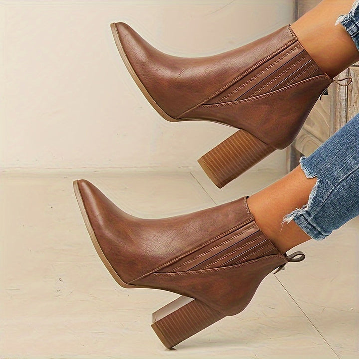 Clara | Moderne Stiefeletten mit spitzer Zehenpartie und quadratischem Absatz
