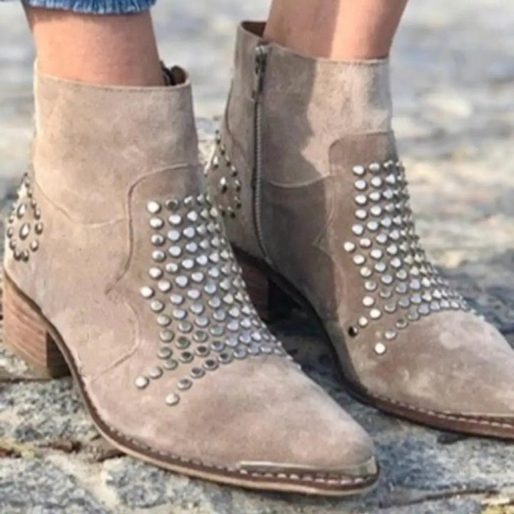 Joyce | Stivaletti alla caviglia in pelle scamosciata borchiati che valorizzano i tuoi look di tutti i giorni