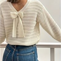 Freya | Femininer Strickpullover mit V-Ausschnitt und Schleifendetail
