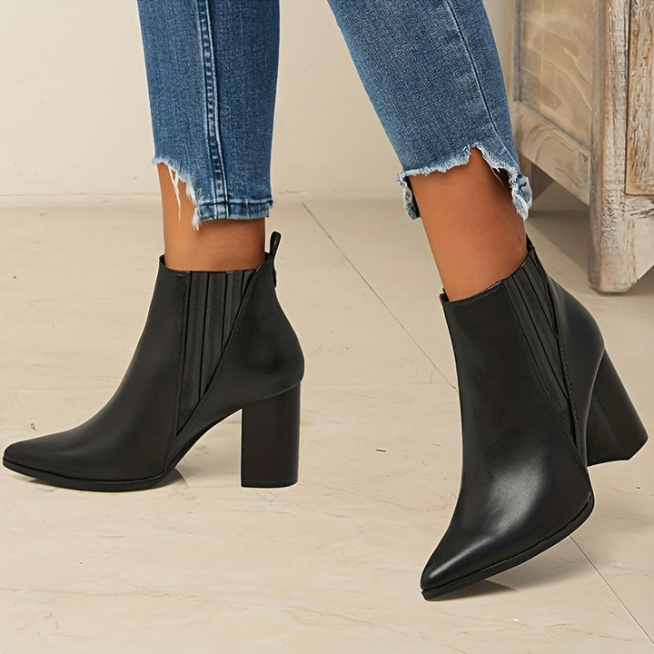 Clara | Moderne Stiefeletten mit spitzer Zehenpartie und quadratischem Absatz